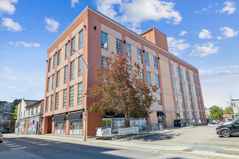 CONVENIENT APARTMENT IN CENTRAL DOWNTOWN HAMILTON!